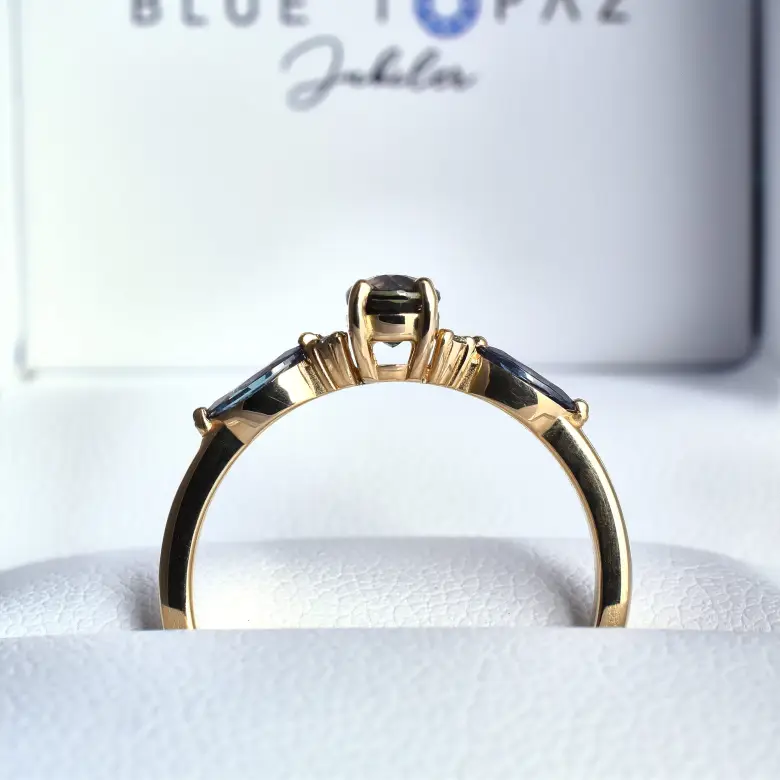 Pierścionek zaręczynowy z aleksandrytem